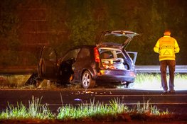 Snelweg dicht na eenzijdig ongeval, automobilist bevrijdt door brandweer