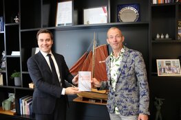 Schrijver overhandigt boek Spakenburg gefileerd aan burgemeester Rick Beukers