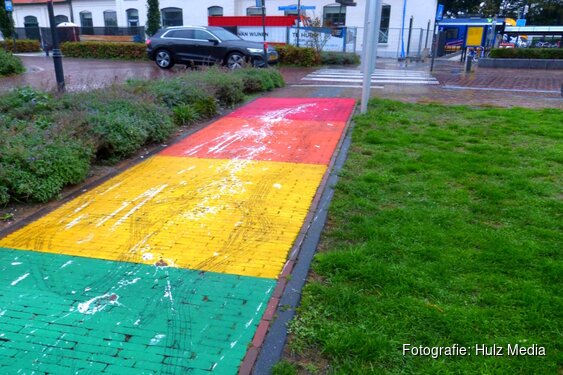 Regenboogpad bij station Nijkerk voor derde keer vernield: gemeente blijft boodschap uitdragen