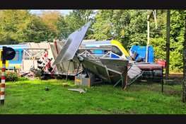 Trein ramt vrachtauto met betonplaten op spoorwegovergang in Ermelo: enorme ravage