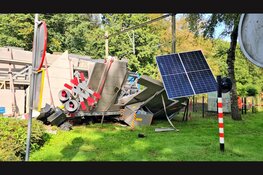 Trein ramt vrachtauto met betonplaten op spoorwegovergang in Ermelo: enorme ravage